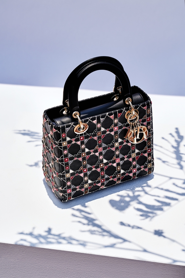 حقيبة‭‬Lady Dior  مطرّزة‭ ‬من‭ ‬Dior