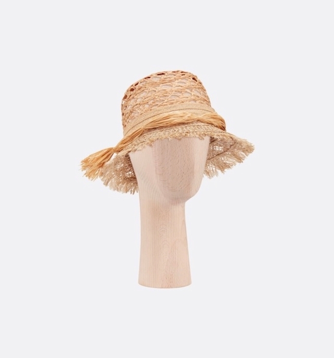 صحيح أنّ قبعة الرافية المرقّعة باللون البيج من Dior عصريّة، إلّأ أنّها كلاسيكيّة في آنِ معاً. ولا جدال في أنّها تمثّل غطاء الرأس الذي سأحتاجه للحماية من أشعة الشمس، فضلاً عن أنّني أحب لونها وشكلها كثيراً.