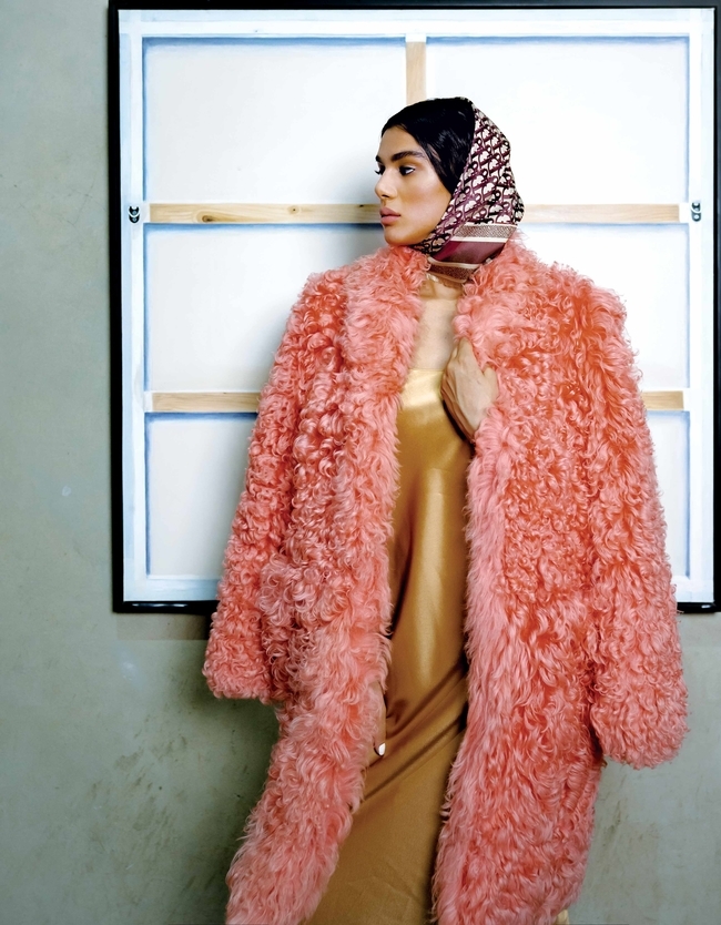 معطف من Madiyah Al Sharqi، فستان منسدل من Theory، وشاح من Dior