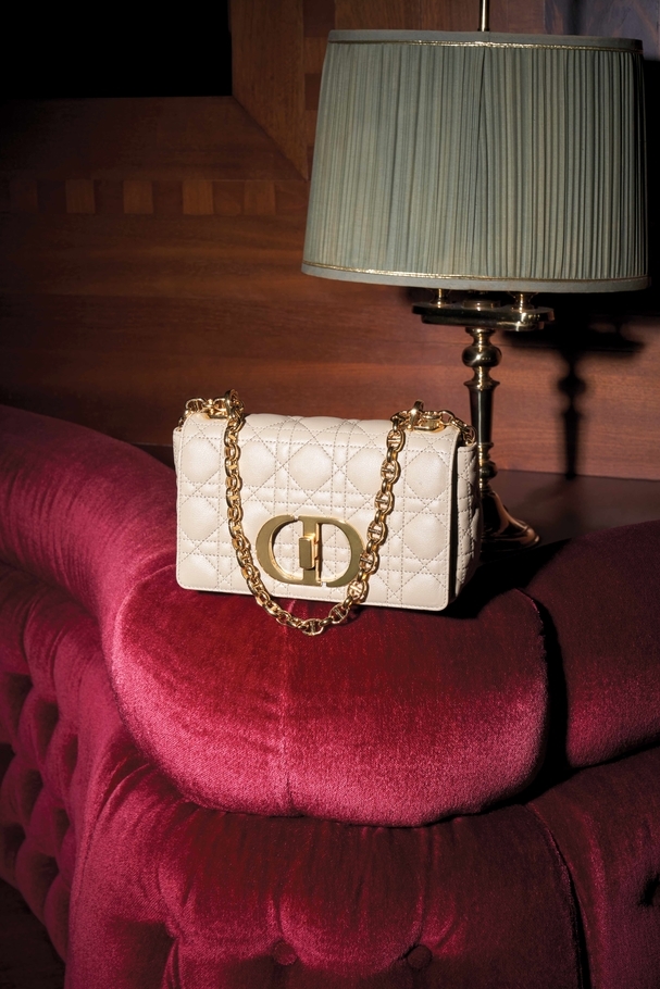 حقيبة Dior Caro صغيرة باللون البيج الفاتح