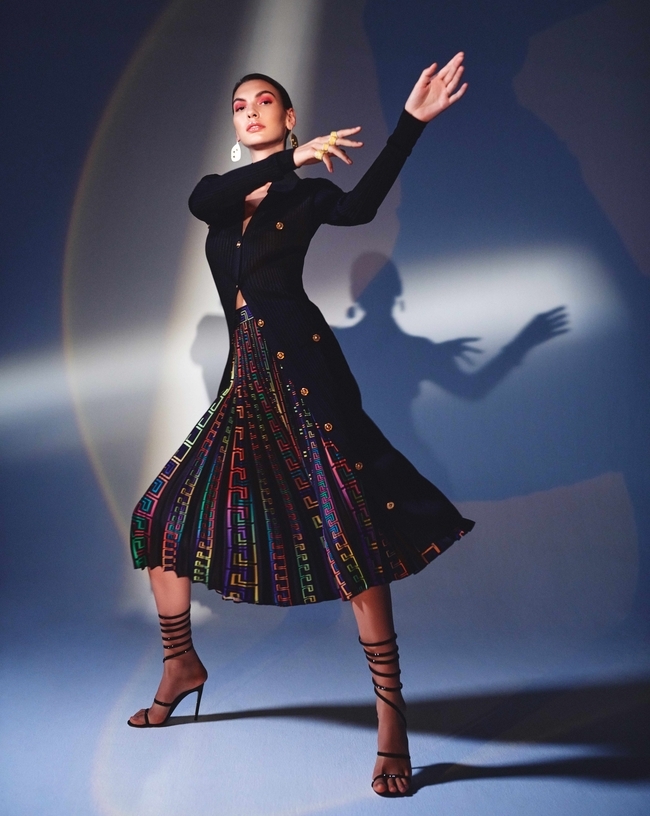 الأقراط والخواتم من Rana Mikdashi والأزياء كلّها من Versace وحذاء من René Caovilla
