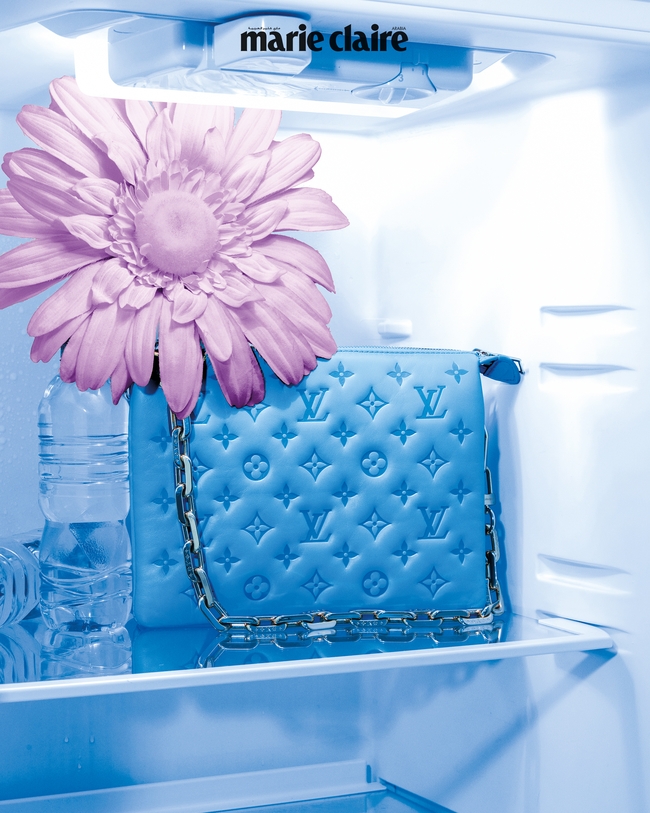 Logo Everywhere: حقيبة من الجلد الأزرق مع نقشة شعار الدار من Louis Vuitton