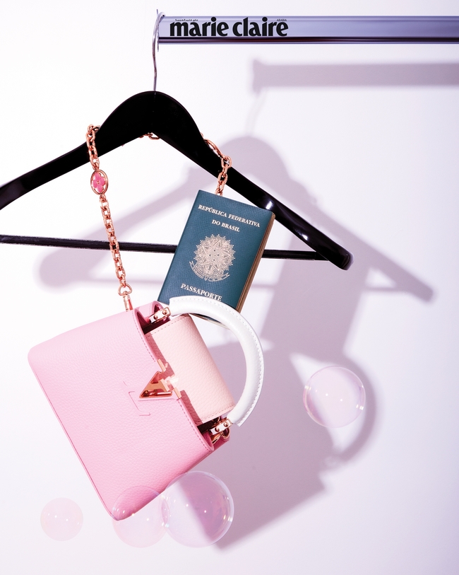 Stopover in Brazil: حقيبة كبيرة باللون الزهريّ الناعم, ذات مشبك على شكل V من Louis Vuitton
