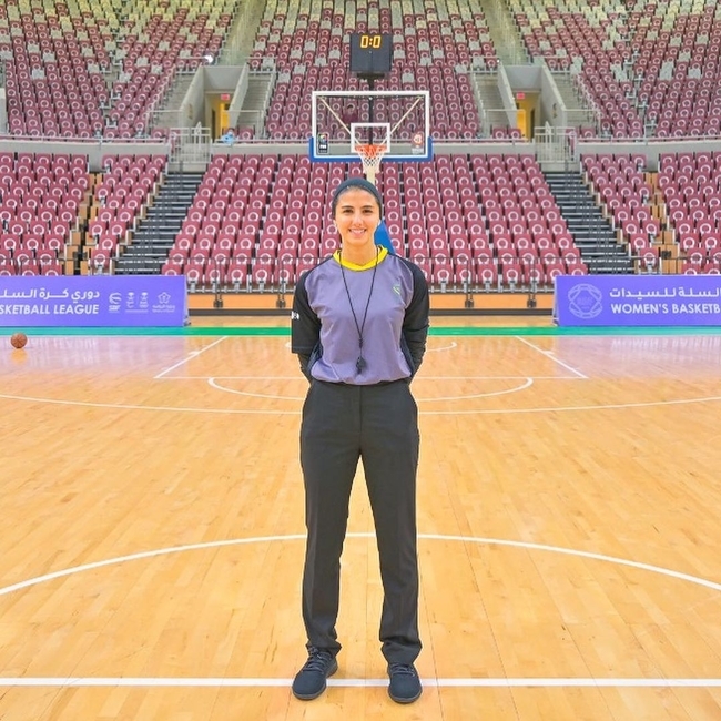 لمياء النهدي أول حكمة سعودية دولية لكرة السلة