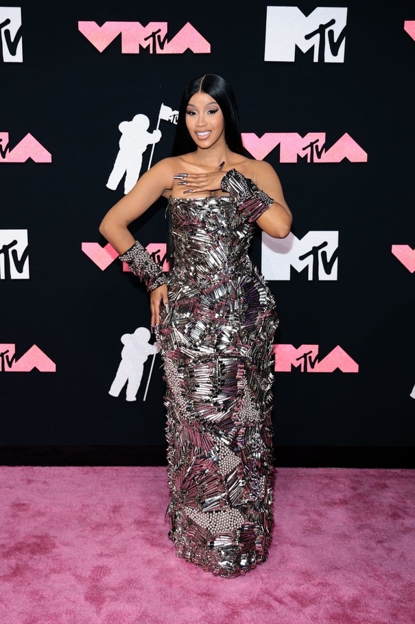 Cardi B بفستان من Dilara Findikoglu وحذاء من Jimmy Choo