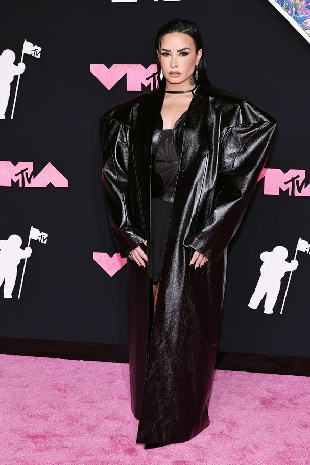 Demi Lovatoبفستان من Christian Louboutin