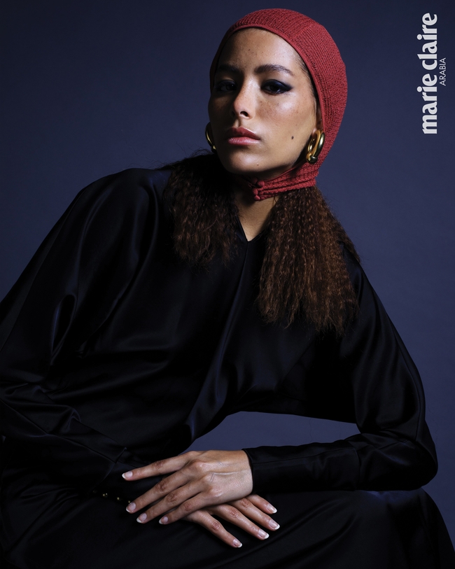 فستان وقلنسوة من Lanvin أقراط من Balenciaga