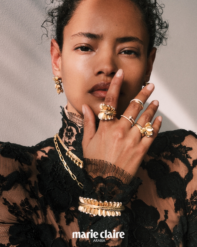 مجوهرات من Cartier فستان من Balenciaga