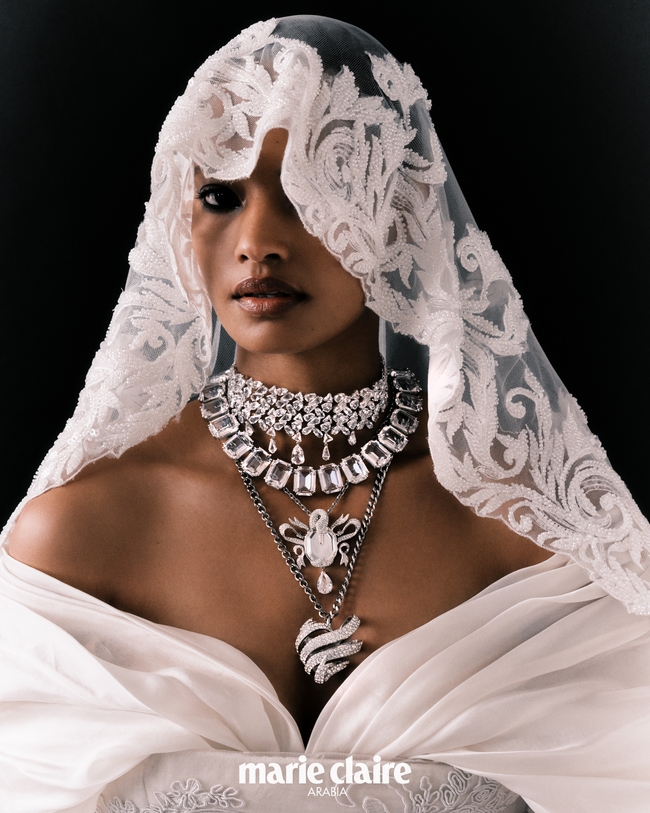 مجوهرات من Swarovski فستان وطرحة من Richard Quinn