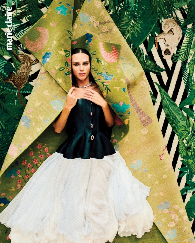 فستان بطيّات وجزء علوي بتصميم المشدّ عقد LV Prestige كلّها من Louis Vuitton