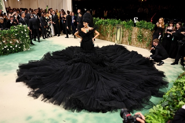 كاردي بي بفستان من Giambattista Valli