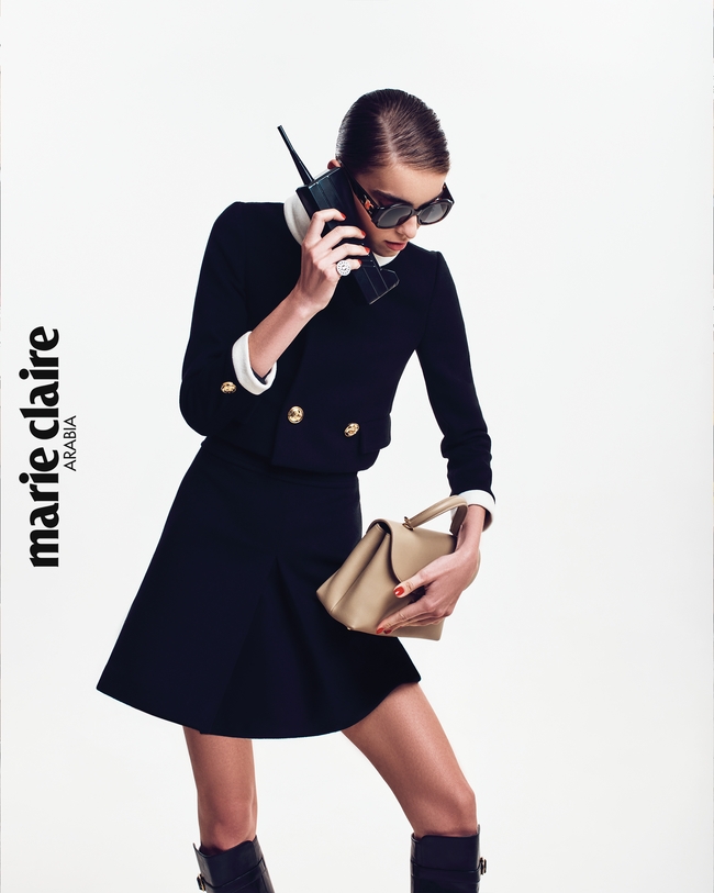 سترة وسروال قصير وحقيبة ونظّارات من Celine by Hedi Slimane خاتم من Burma