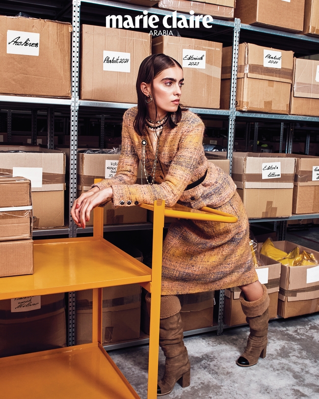 سترة وكنزة وتنّورة وحزام وحذاء وعقد وأقراط من Chanel