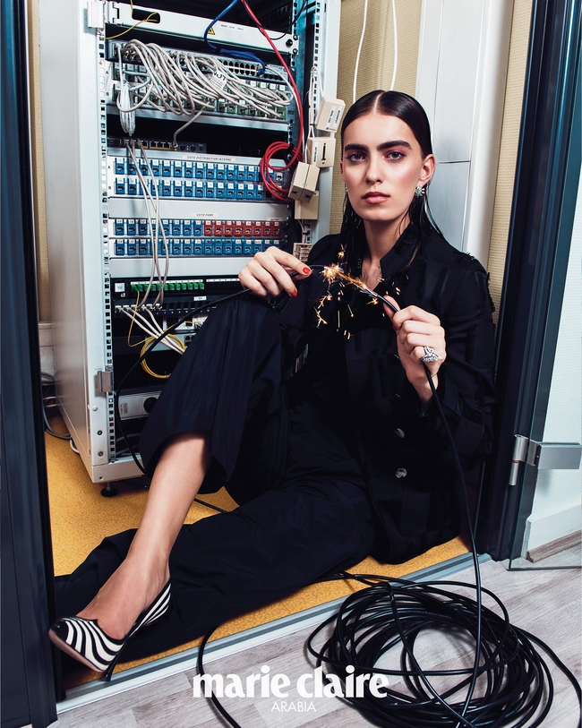 سترة وبلوزة وسروال من Emporio Armani حذاء من Roger Vivier أقراط وخواتم من Burma