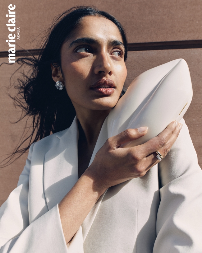 فستان من Emilia Wickstead  حقيبة من Manu Atelier  عقد من Swarovski  سوار وأقراط من Dior