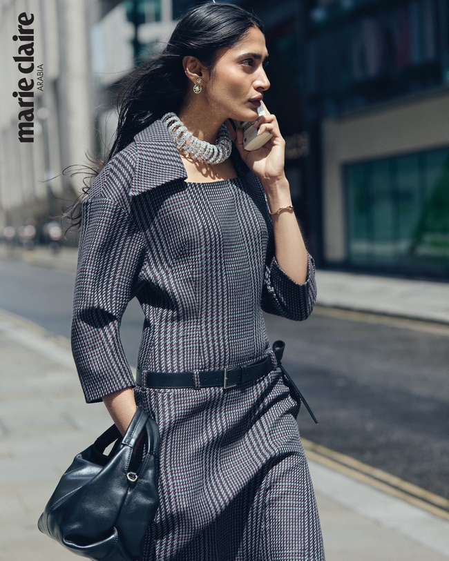 فستان من Emilia Wickstead  حقيبة من Manu Atelier  عقد من Swarovski  سوار وأقراط من Dior