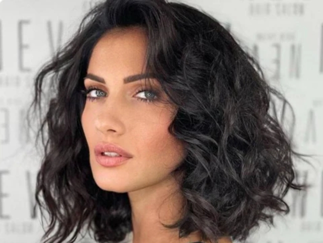 تسريحة Curly Lob (Long Bob)