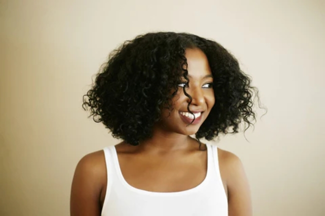 تسريحة Medium-Length Curly Bob
