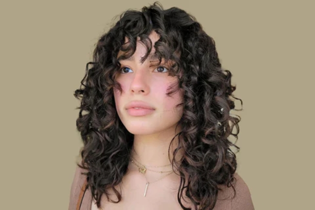 تسريحة Curly Hair Cuts with Bangs