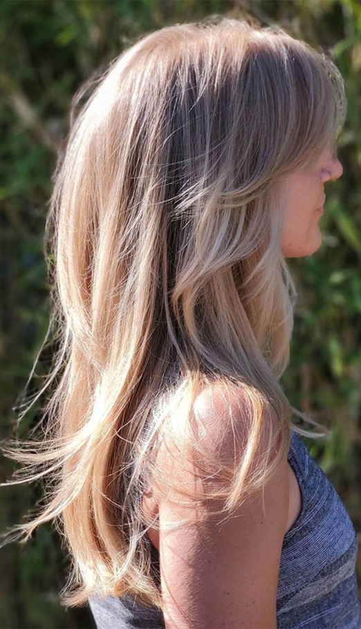 تسريحة Flowy Feathered Layers with Curtain Bangs