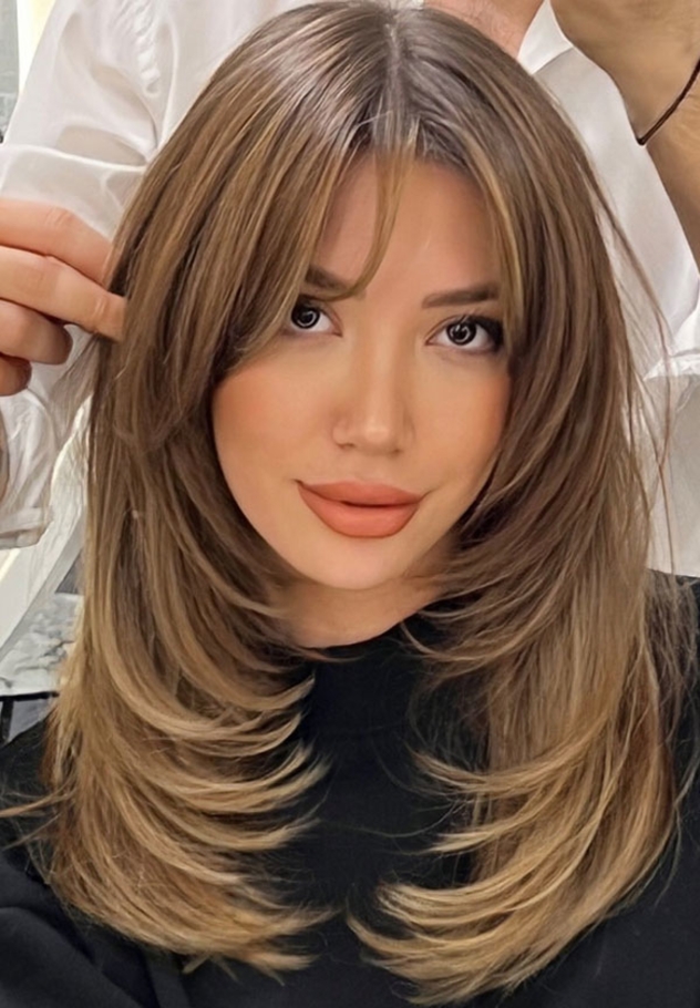 تسريحة Mid-Length Feathered Layers with Face-Framing Bangs