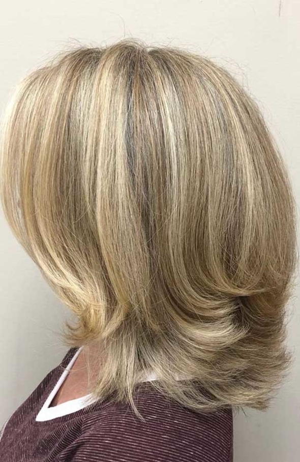 تسريحة Shoulder-Length Feathered Layers