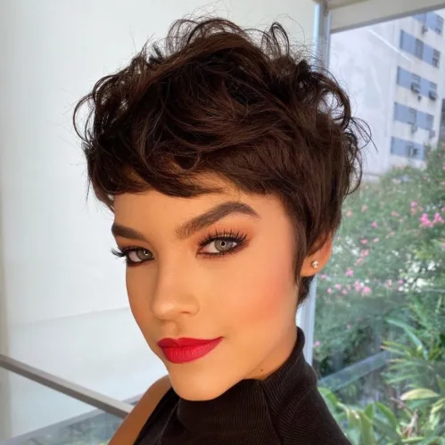 تسريحة Messy Wavy Pixie Cut