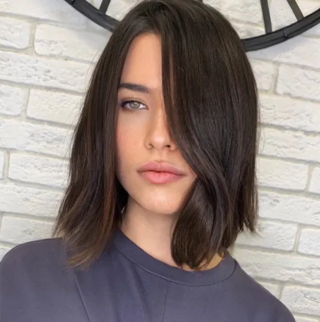 تسريحة Shoulder-Grazing Off-Centered Cut