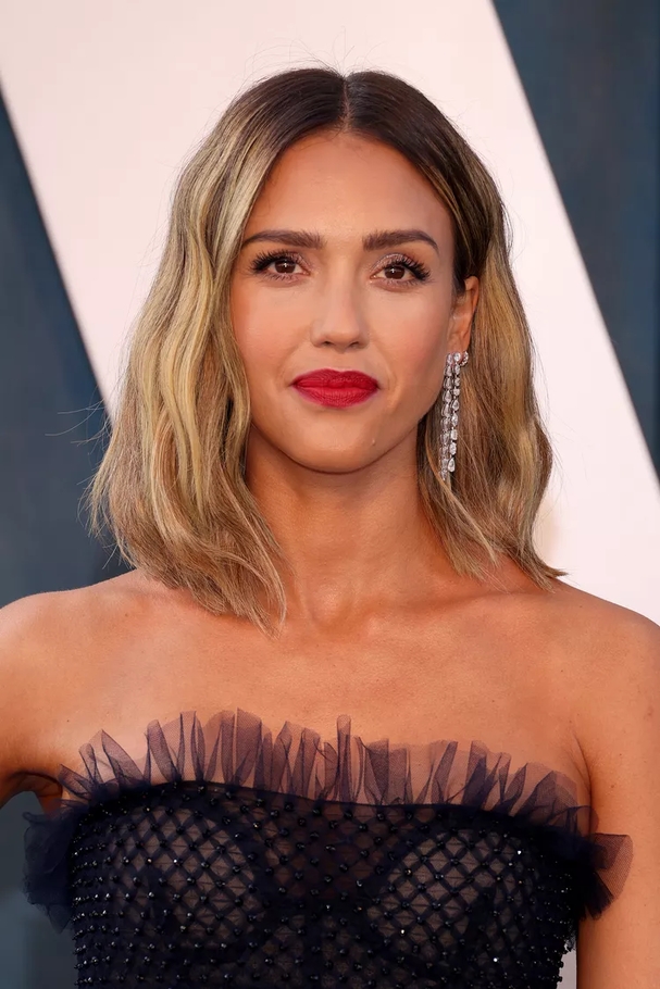 تسريحة Loose Waves and a Middle Part