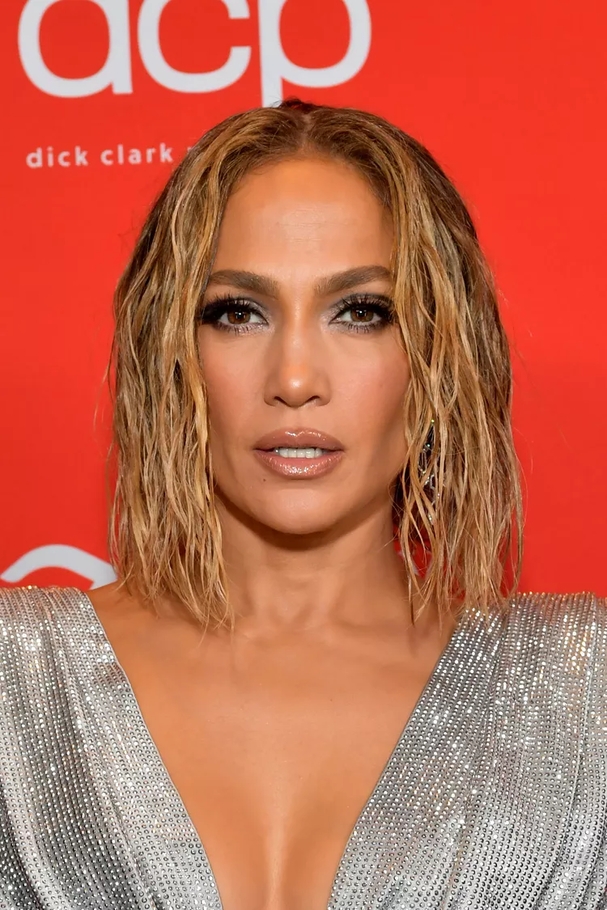 تسريحة Diamond-Shaped Face Wet and Wavy Lob