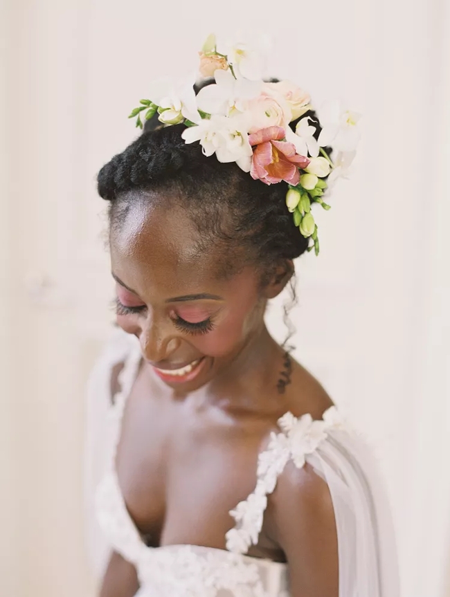 تسريحة An Updo With a Dramatic Floral Headpiece