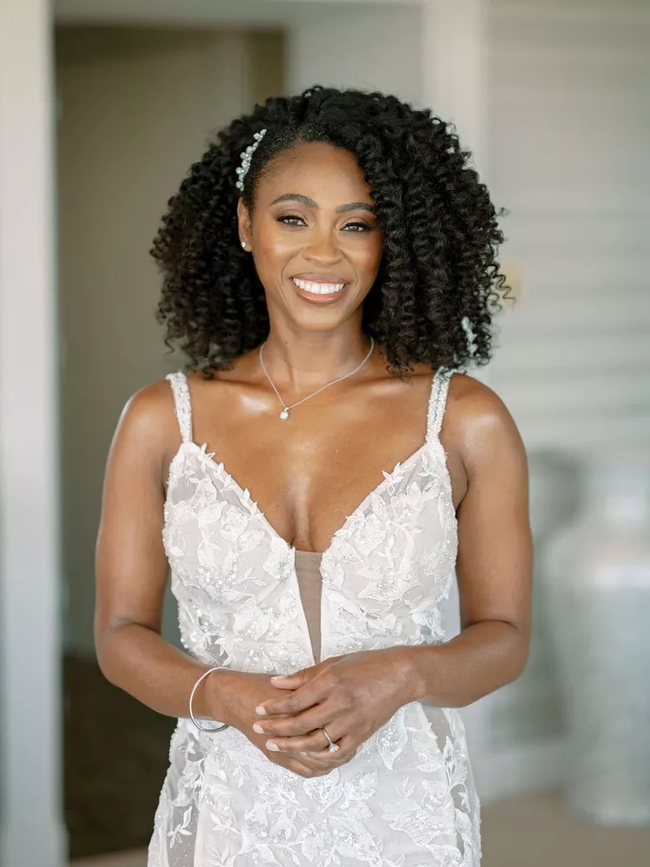 تسريحة Voluminous Curls With a Side Part