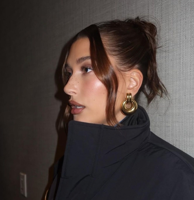 تسريحة Bun with face-framing tendrils