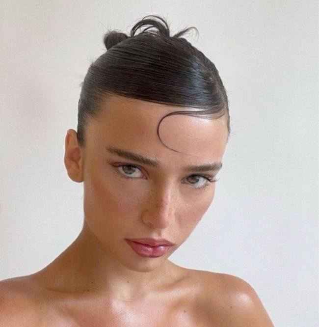 تسريحة The Messy Bun with a Twist