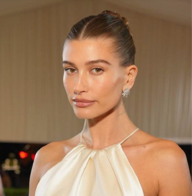 تسريحة The sleek, clean girl bun