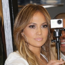 Jennifer Lopez تعيد موضة التسعينات