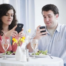 كيف يؤثر هاتفك الجوال على علاقاتك؟