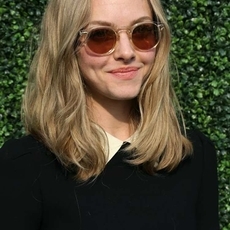 Amanda Seyfried والشعر متوسط الطول