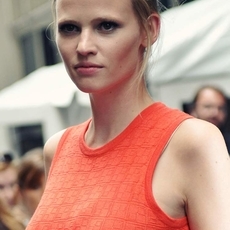 ذيل مجدول لـLara Stone