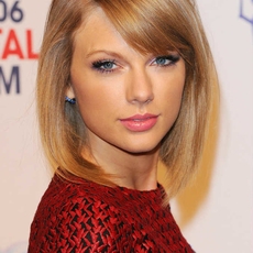 Taylor Swift تواكب صيحات الجمال