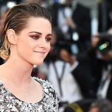 لماذا خلعت Kristen Stewart حذاءها على السجادة الحمراء في Cannes؟
