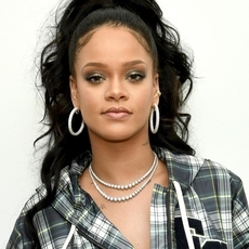 Rihanna تعود إلى العزوبية لأنها سئمت من الرجال