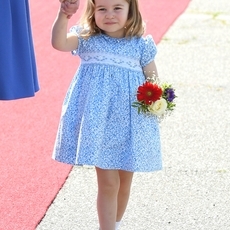 لماذا ترتدي الأميرة Charlotte الفساتين دائماً؟