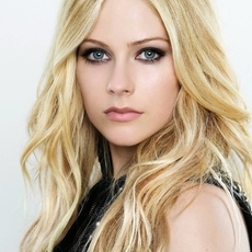 Avril Lavigne تروي تجربتها مع مرضها