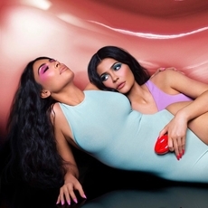 عطرKim Kardashian و Kylie Jenner سيصدرهذا الشهر