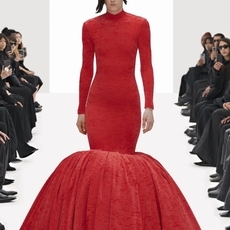 بالنسياغا تنتقد استنساخ الموضة عند المرأة في تصاميمها لصيف 2022