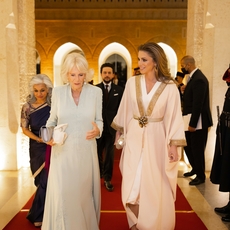 بإطلالة تراثيّة تتألّق الملكة رانيا إلى جانب الدوقة كاميلا