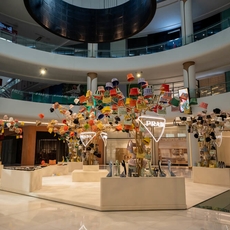 عالم Prada ينضح بالألوان في قلب Dubai Mall