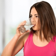 كم لتر ماء يحتاج الجسم حسب الوزن؟