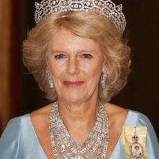 كاميلا تتزّين بمجوهرات الملكة إليزابيث الثانية